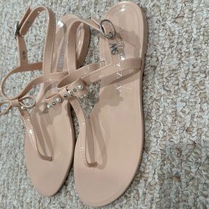 Stuart Weitzman Pearl Studded Bow Jelly Thong sz 8, Nude (color on SW: Poudre).